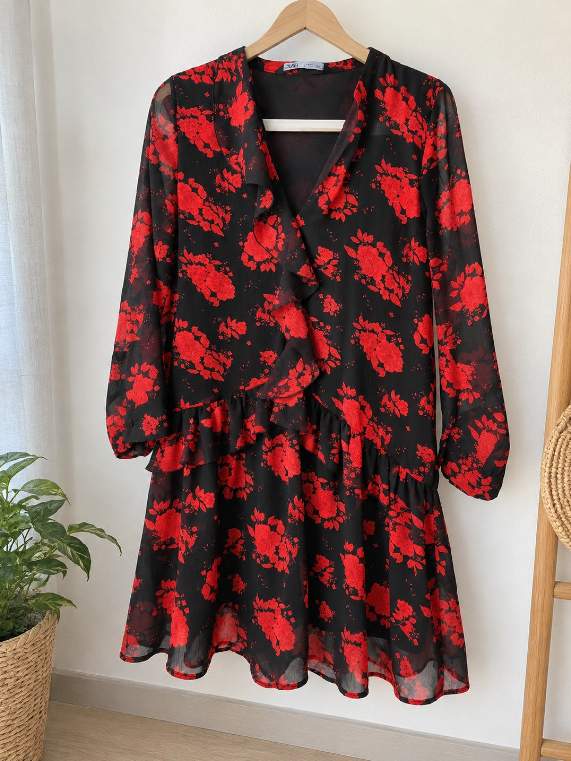 Robe Zara noire à fleurs rouges – Taille S